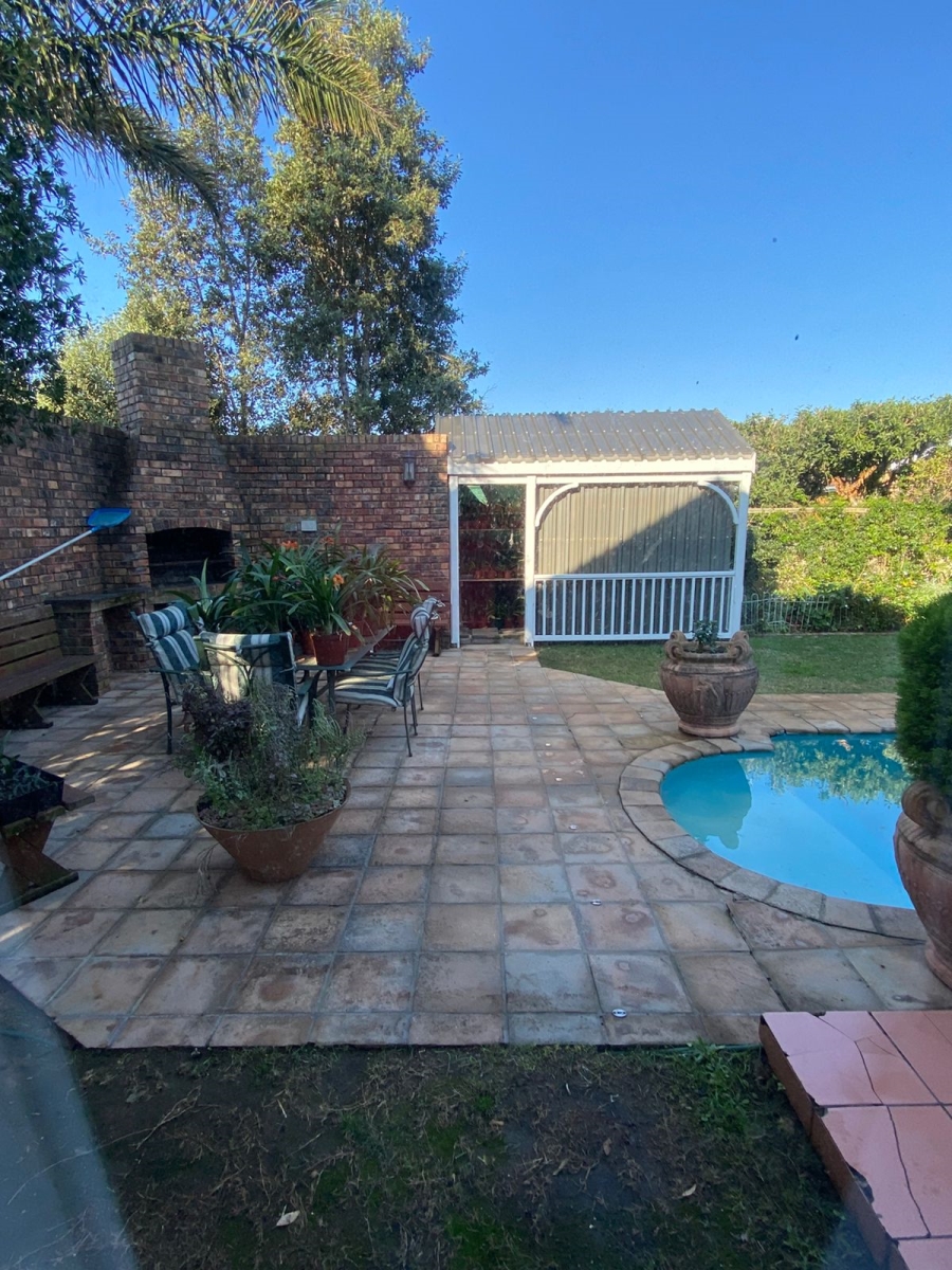 5 Bedroom Property for Sale in Seafield Eastern Cape